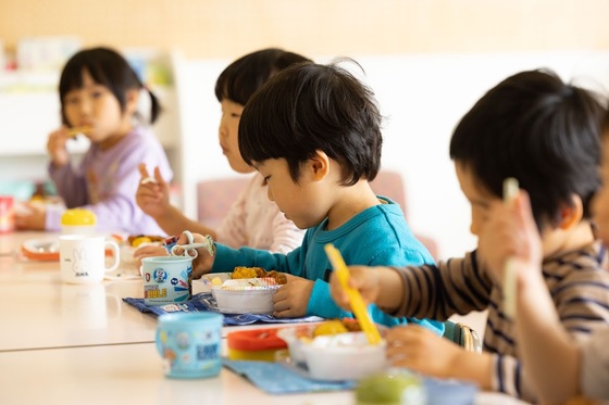 昼食を食べる園児