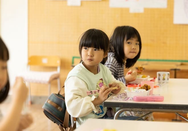 給食を食べている園児の写真