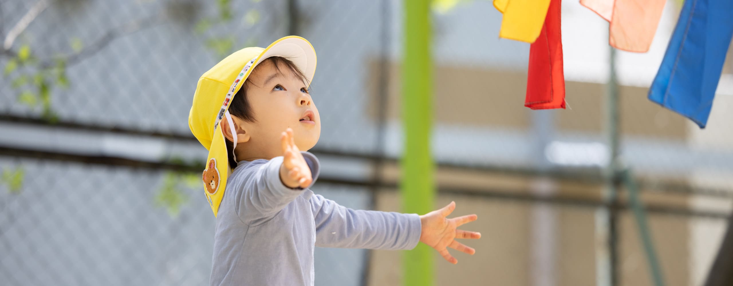 空に手を広げる園児